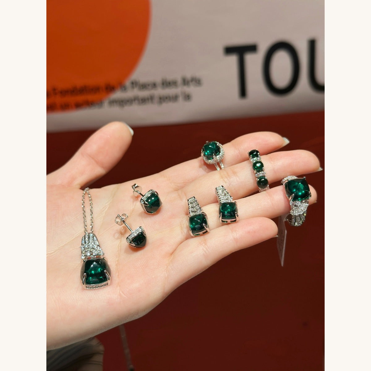 Nano-Emerald Cushion Necklace & Earrings (JN41121322)