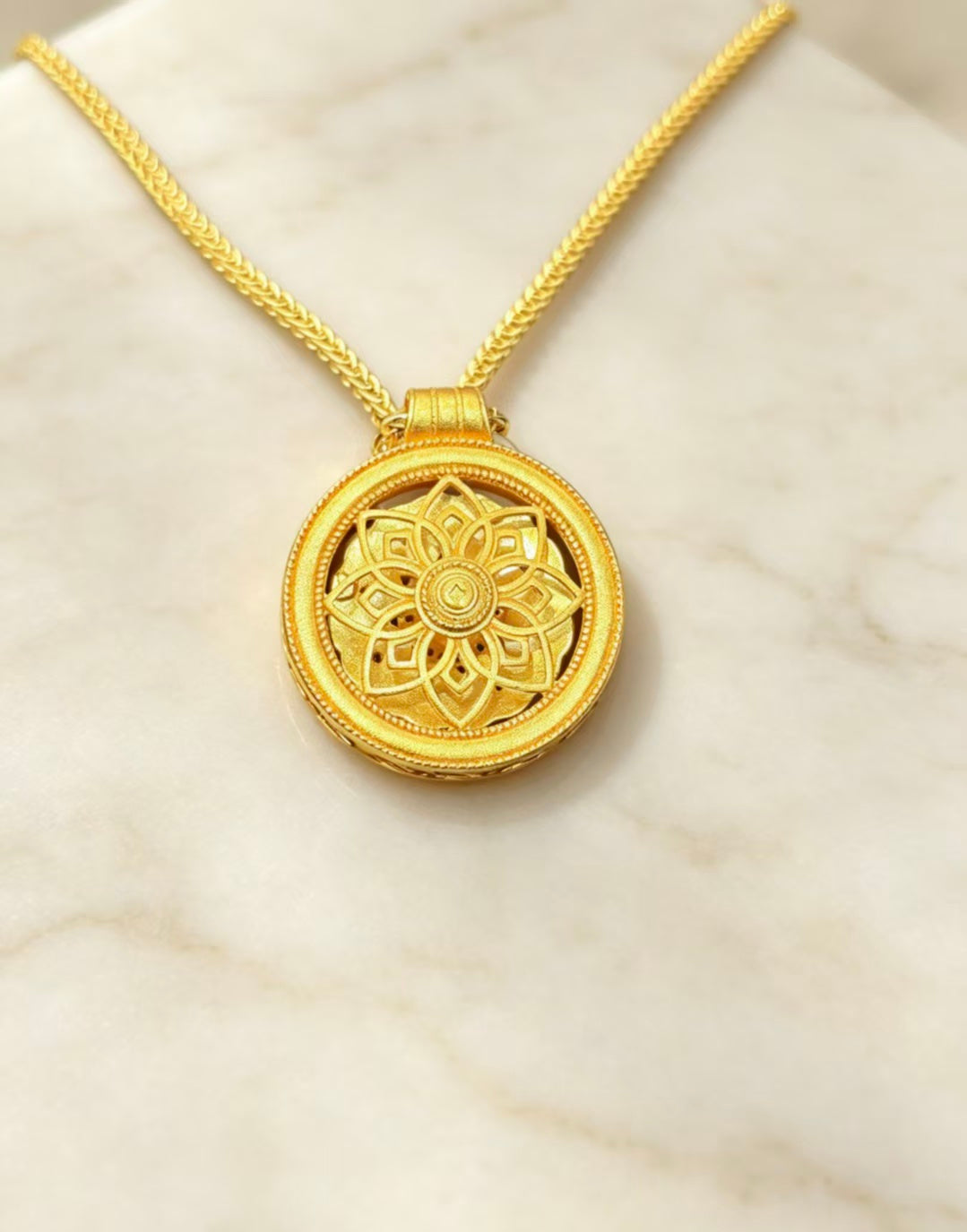 金色太陽花圓牌吊墜項鍊