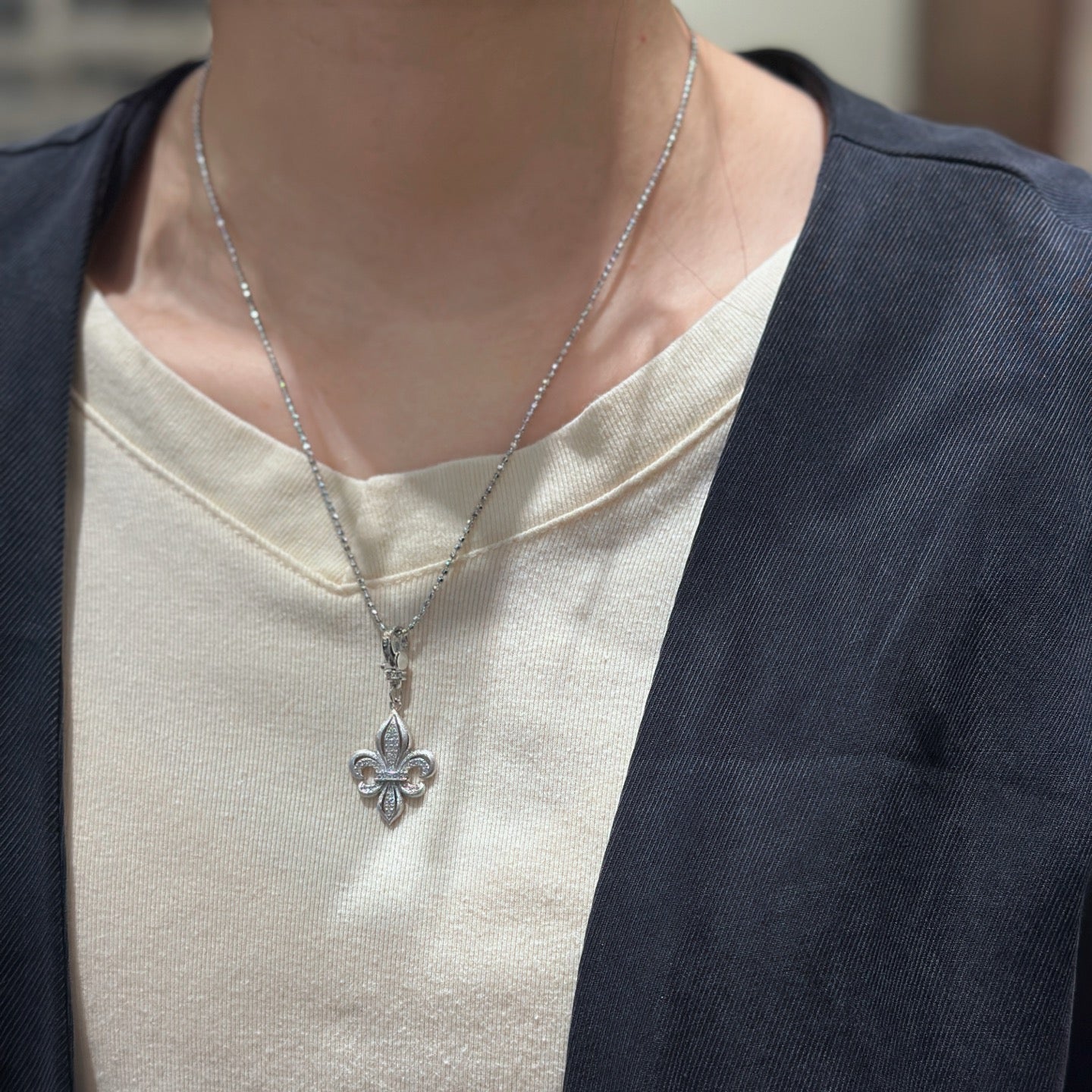 Brushed Flower Pendant Necklace (JP10388)